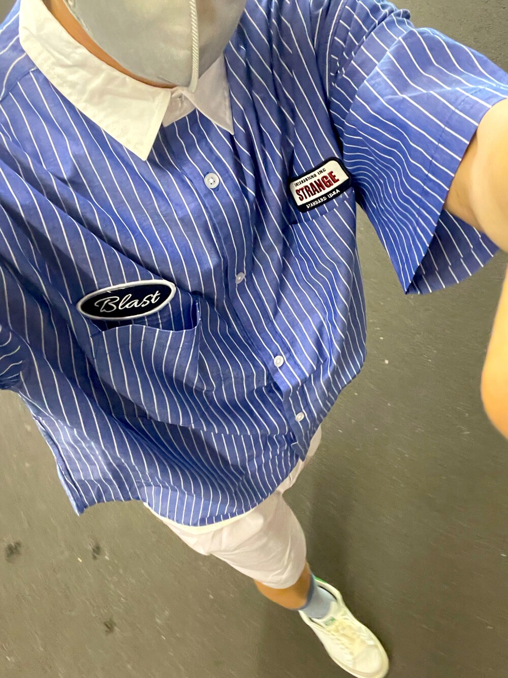 ブルー系のシャツ/ブラウス、ホワイト系のスニーカー、パープル系のその他パンツを着用したメンズの夏コーディネートの2枚目の写真