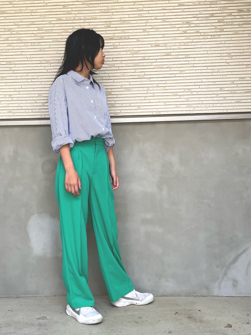 グリーン系のパンツ、ブルー系のシャツ/ブラウス、ホワイト系のスニーカーを着用したキッズの春コーディネートの2枚目の写真