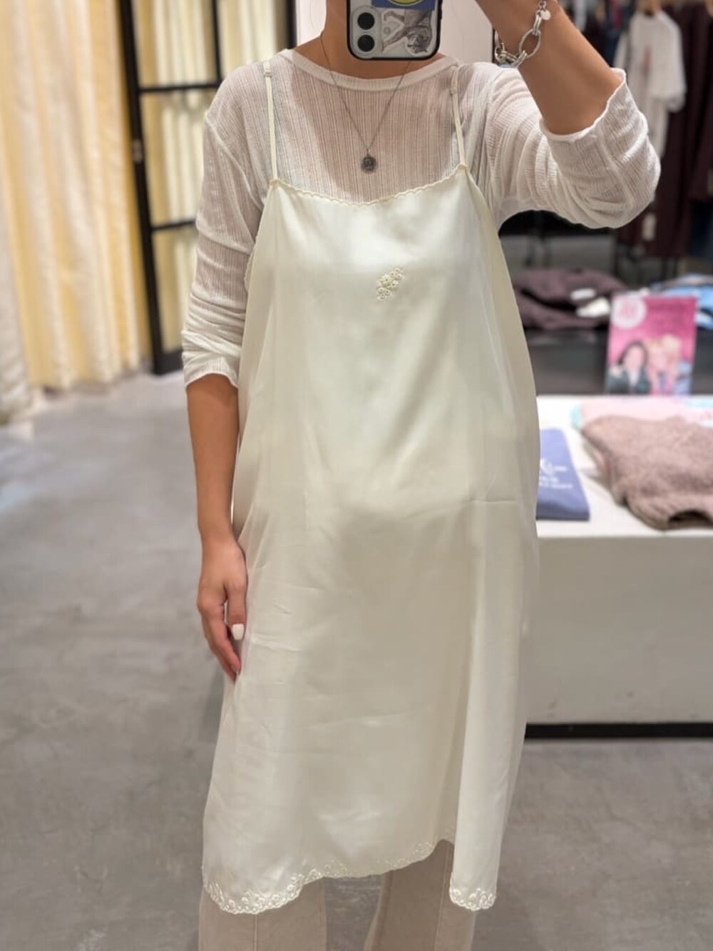 ホワイト系のTシャツ/カットソー、ホワイト系のワンピース、ベージュ系のその他パンツを着用したレディースの秋コーディネートの4枚目の写真