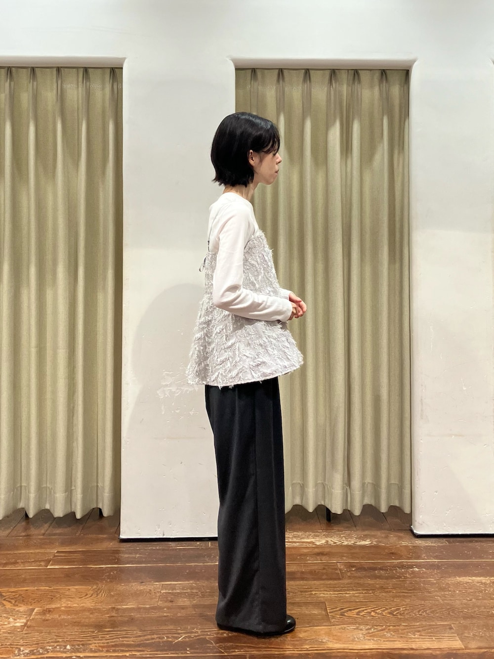 グレー系のキャミソール、ホワイト系のTシャツ/カットソー、グレー系のその他パンツを着用したレディースの秋コーディネートの3枚目の写真