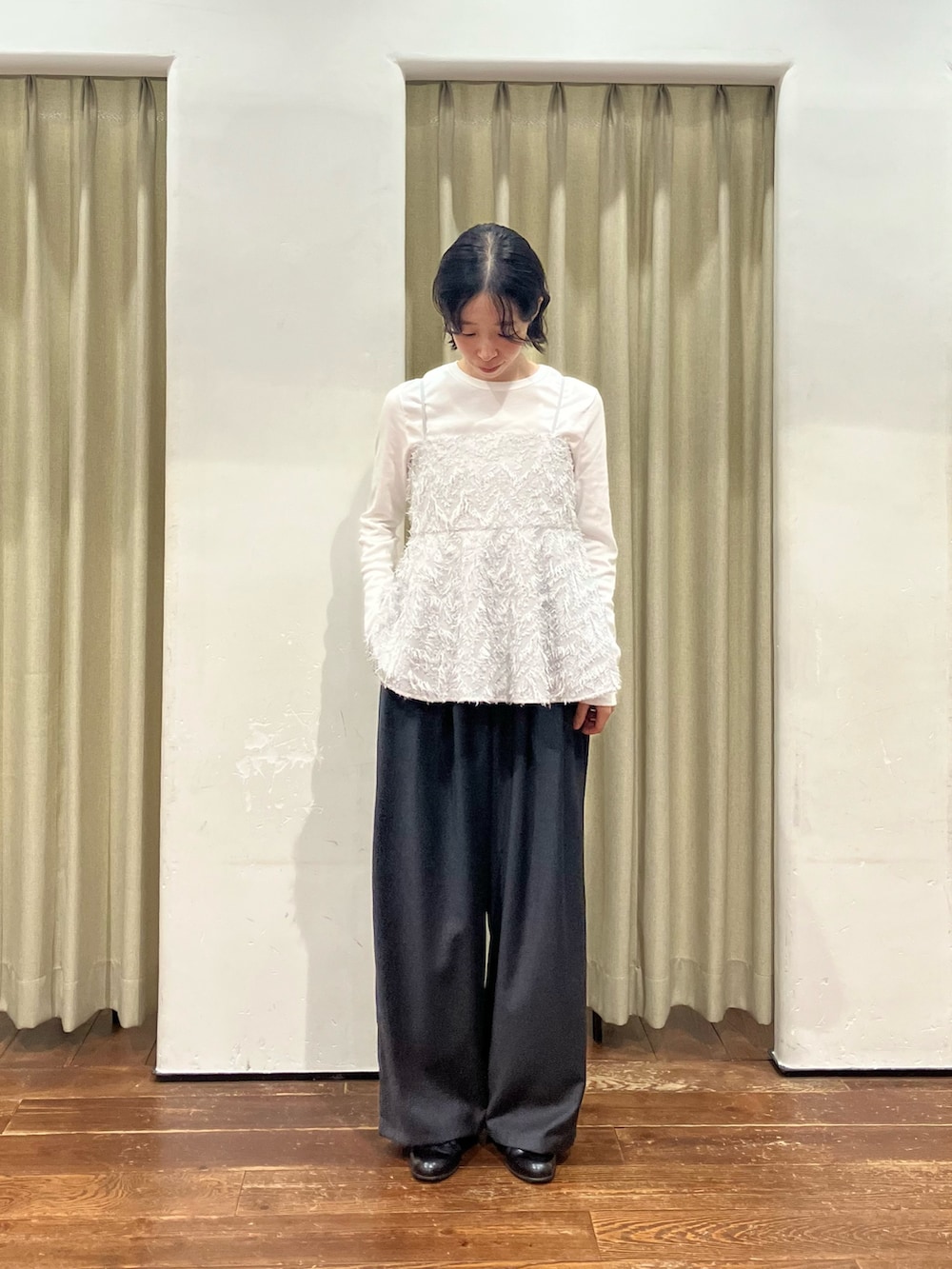 グレー系のキャミソール、ホワイト系のTシャツ/カットソー、グレー系のその他パンツを着用したレディースの秋コーディネートの2枚目の写真