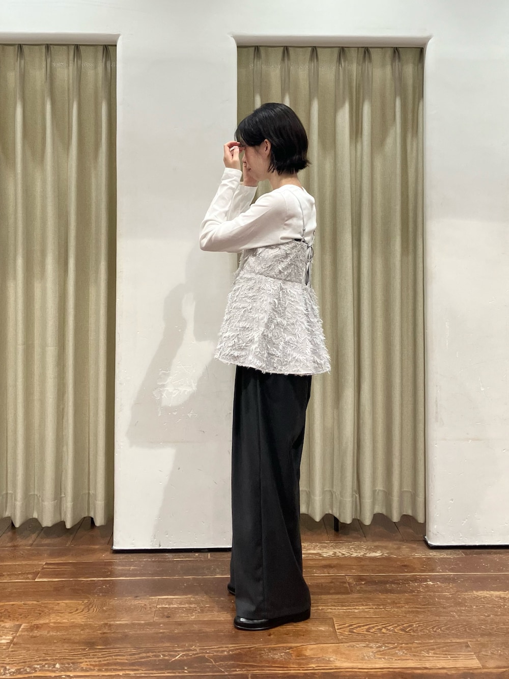 グレー系のキャミソール、ホワイト系のTシャツ/カットソー、グレー系のその他パンツを着用したレディースの秋コーディネートの4枚目の写真