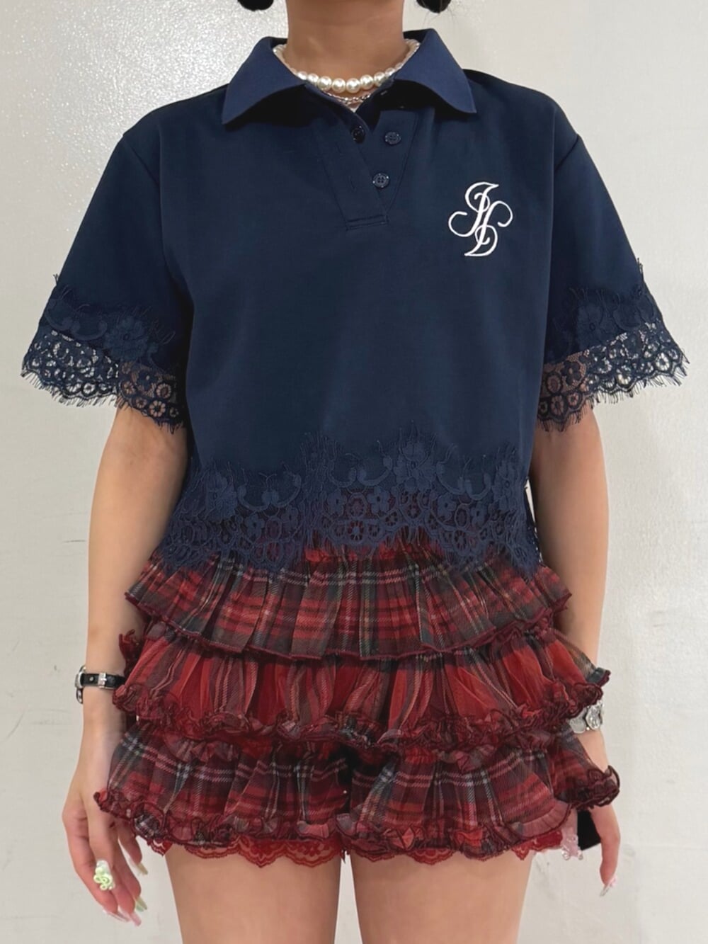ブルー系のTシャツ/カットソー、レッド系のその他パンツ、ブラック系のトートバッグを着用したレディースの夏コーディネートの5枚目の写真