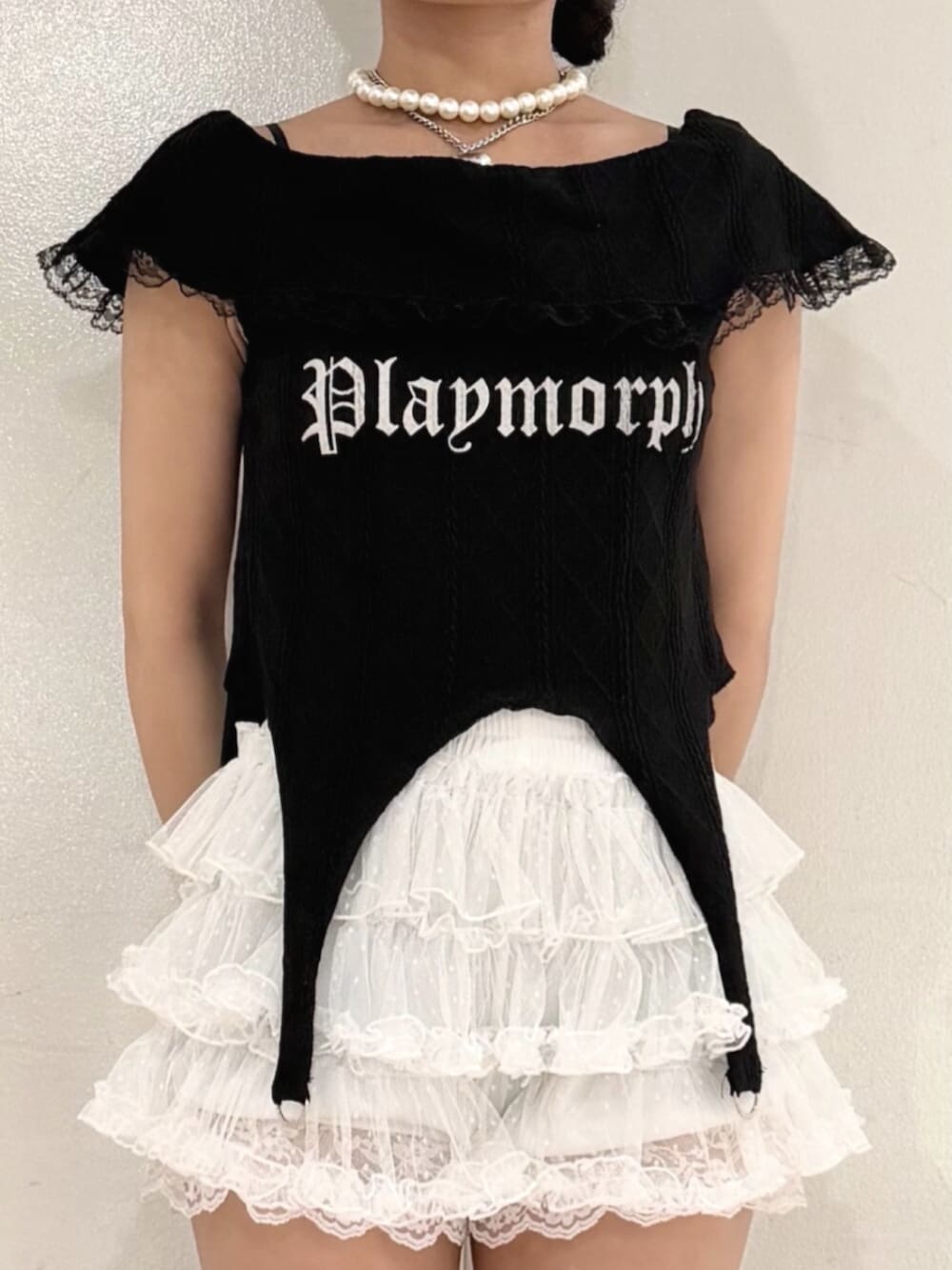 ブラック系のハンドバッグ、ブラック系のパンプス、ブラック系のTシャツ/カットソーを着用したレディースの夏コーディネートの5枚目の写真