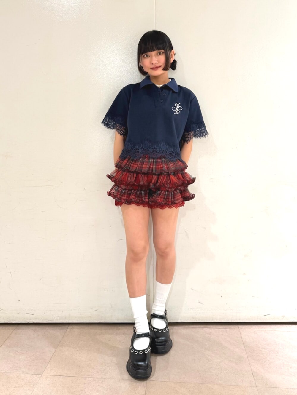 ブルー系のTシャツ/カットソー、レッド系のその他パンツ、ブラック系のトートバッグを着用したレディースの夏コーディネートの2枚目の写真