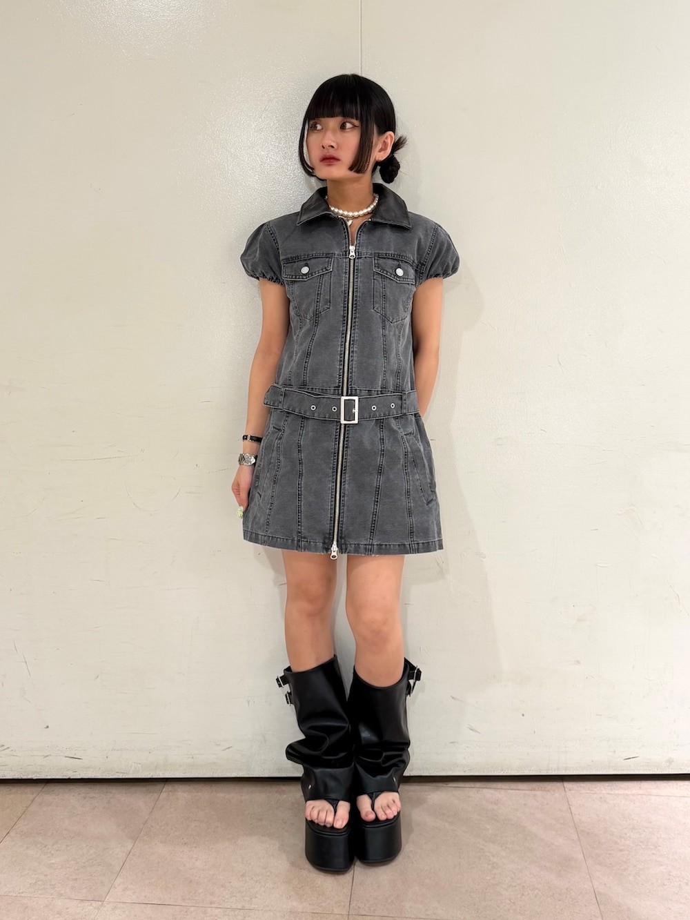 ブラック系のハンドバッグ、ブラック系のワンピース、ブラック系のサンダルを着用したレディースの夏コーディネートの2枚目の写真