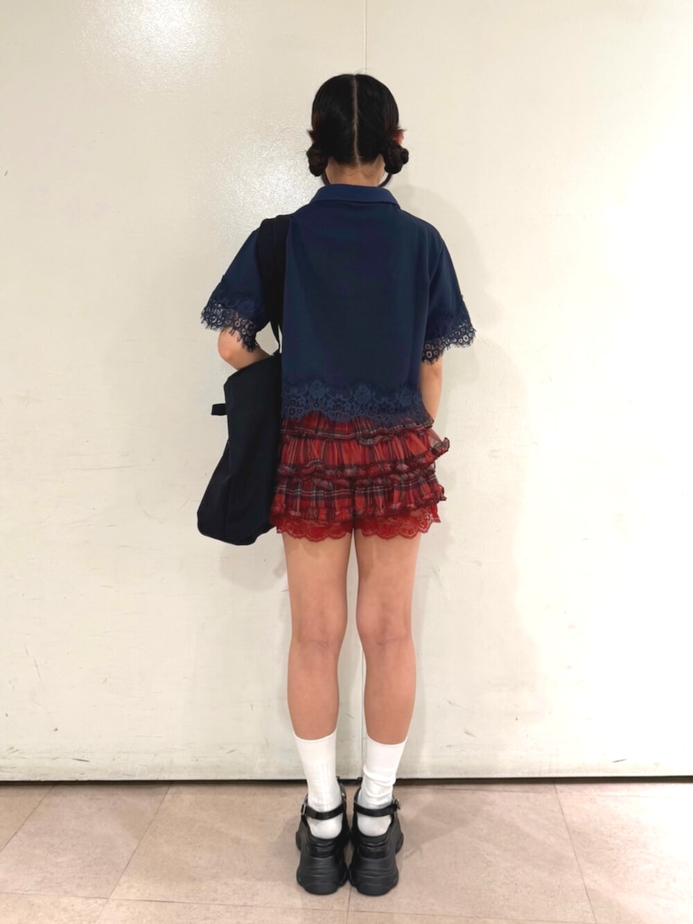 ブルー系のTシャツ/カットソー、レッド系のその他パンツ、ブラック系のトートバッグを着用したレディースの夏コーディネートの4枚目の写真