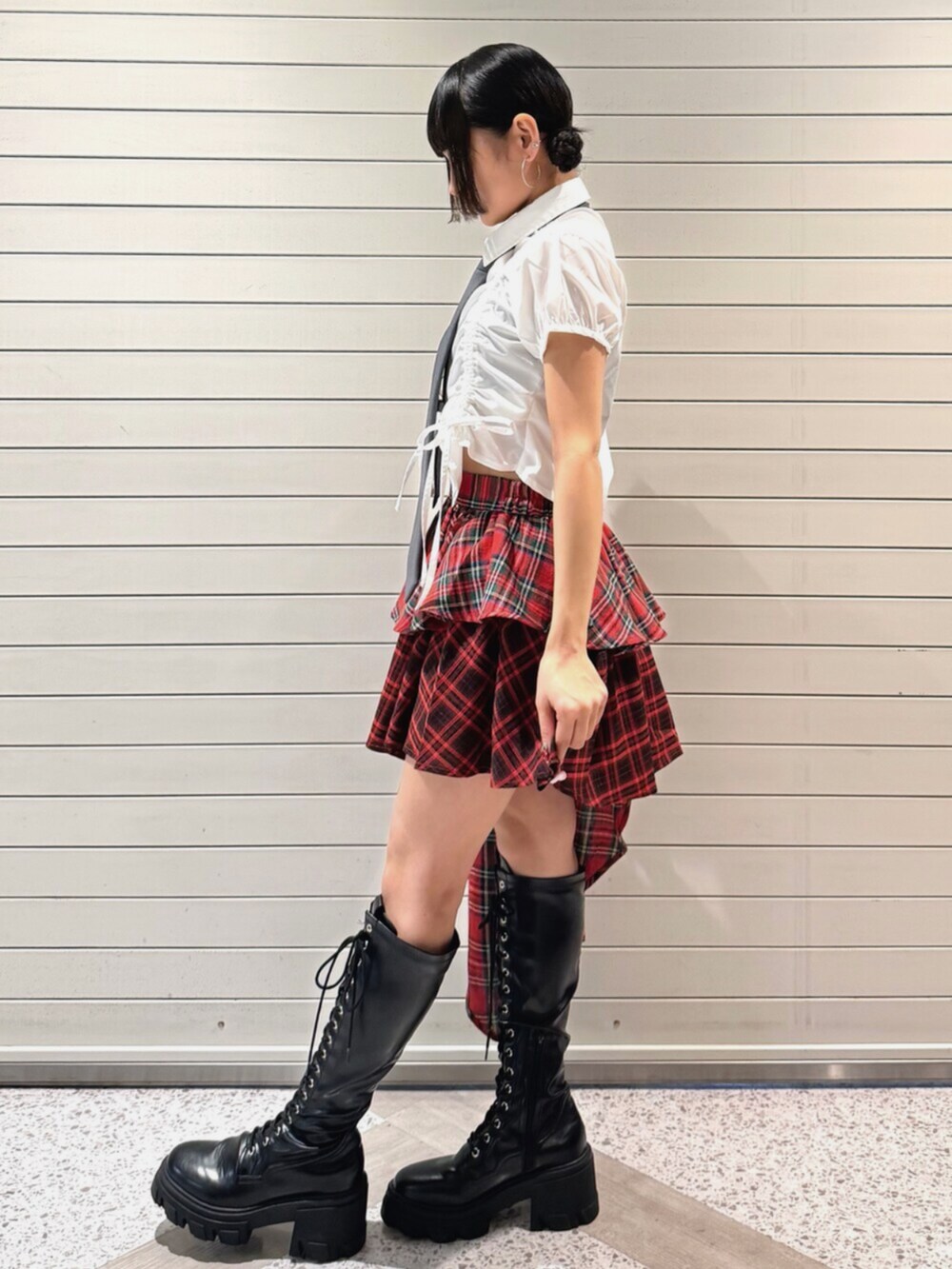 ブラック系のブーツ、グレー系のネクタイ、ホワイト系のシャツ/ブラウスを着用したレディースの春コーディネートの2枚目の写真