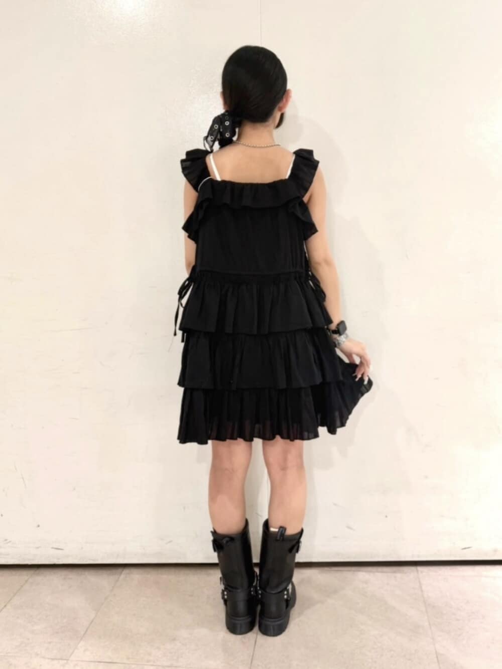 ブラック系のワンピース、ブラック系のその他シューズ、シルバー系のブレスレットを着用したレディースの夏コーディネートの4枚目の写真