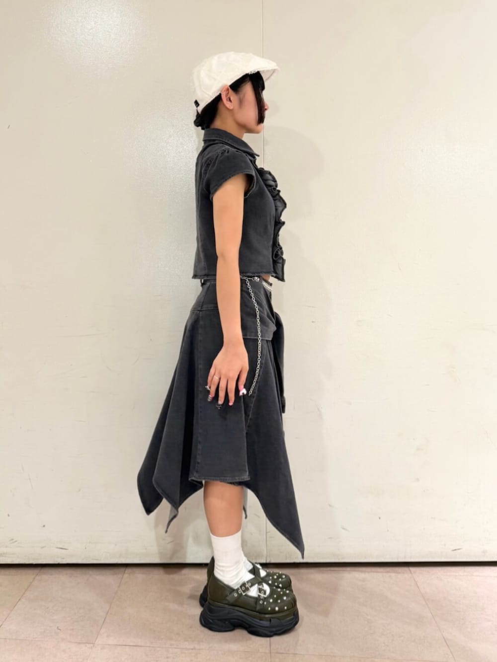 ブラック系のシャツ/ブラウス、ブラック系のスカート、ベージュ系のサンダルを着用したレディースの夏コーディネートの2枚目の写真