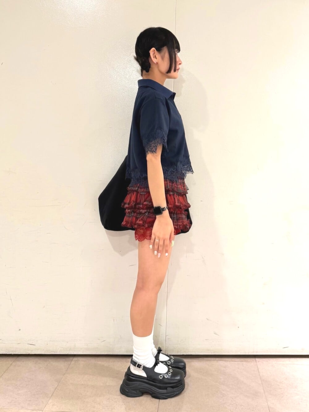 ブルー系のTシャツ/カットソー、レッド系のその他パンツ、ブラック系のトートバッグを着用したレディースの夏コーディネートの3枚目の写真