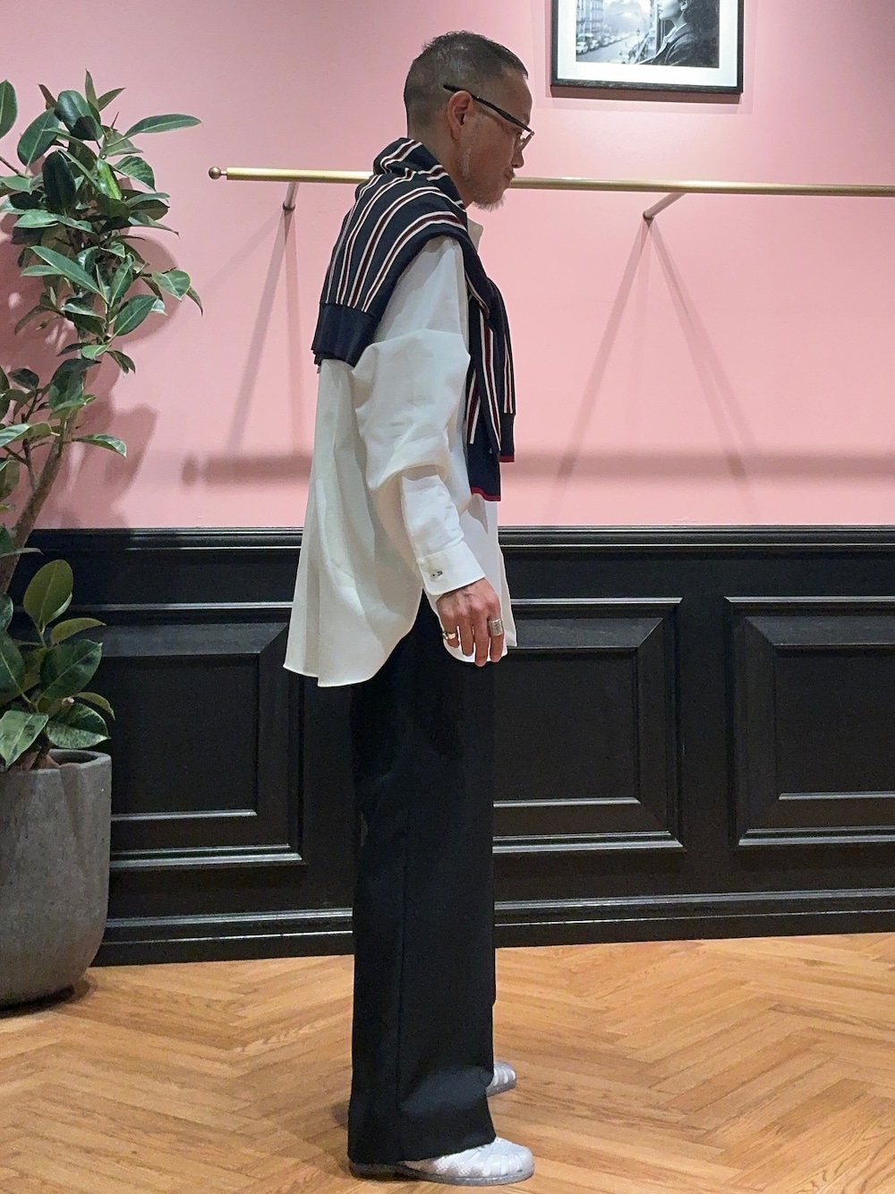 ホワイト系のシャツ/ブラウス、ブラック系のその他パンツ、ブルー系のカーディガン/ボレロを着用したメンズの夏コーディネートの4枚目の写真