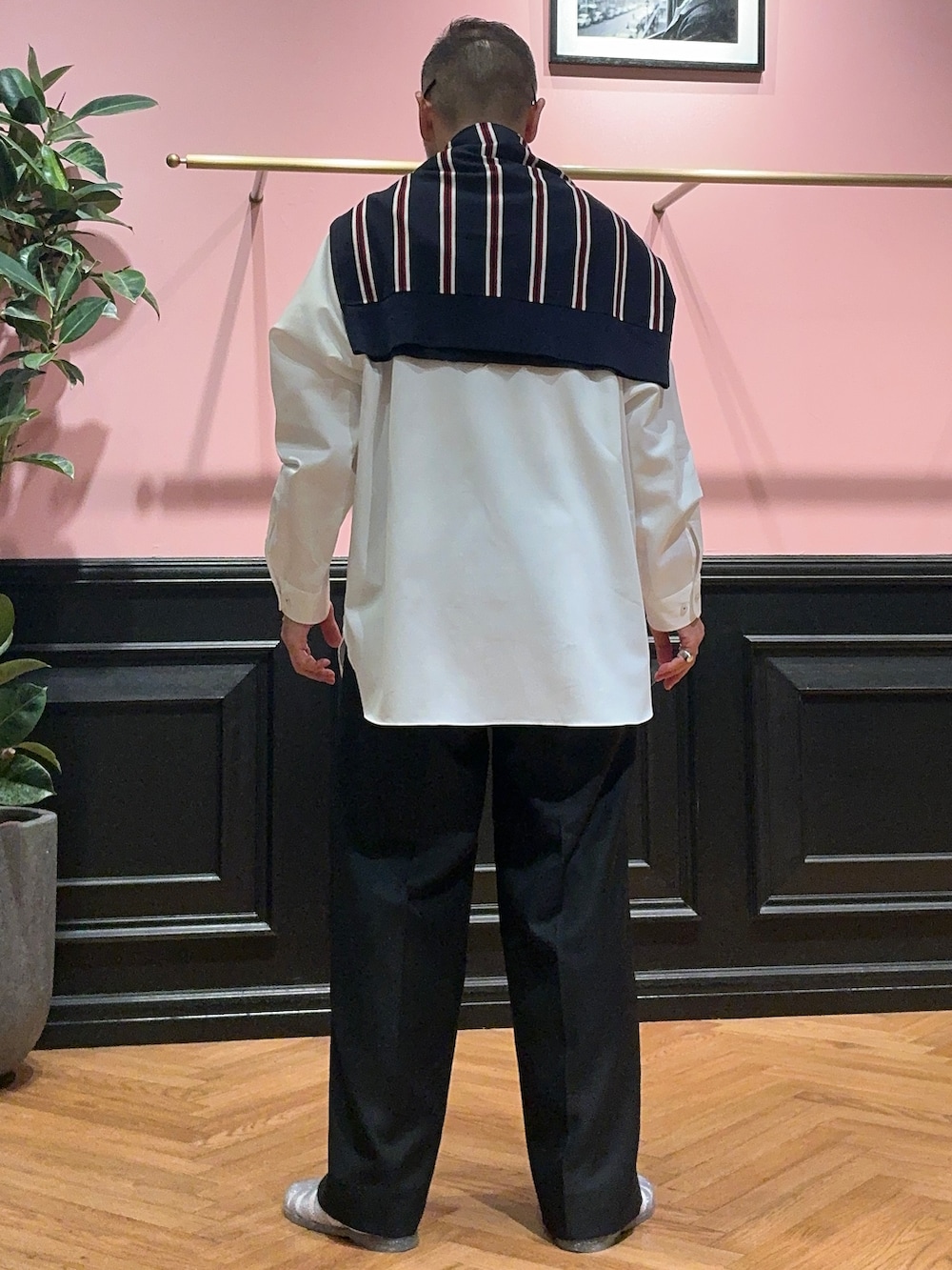 ホワイト系のシャツ/ブラウス、ブラック系のその他パンツ、ブルー系のカーディガン/ボレロを着用したメンズの夏コーディネートの3枚目の写真