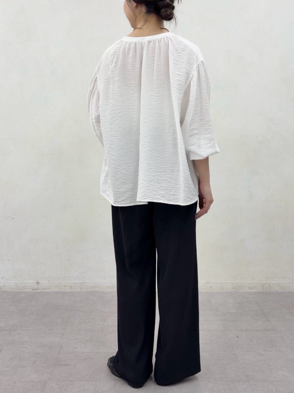 ホワイト系のシャツ/ブラウス、ブラック系のその他パンツ、ブラック系のその他シューズを着用したレディースの春コーディネートの2枚目の写真