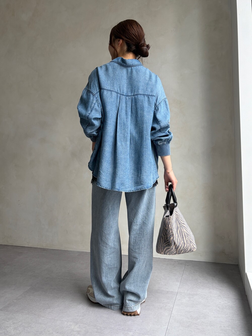 ブルー系のシャツ/ブラウス、ブラック系のシャツ/ブラウス、グレー系のトートバッグを着用したレディースの秋コーディネートの2枚目の写真