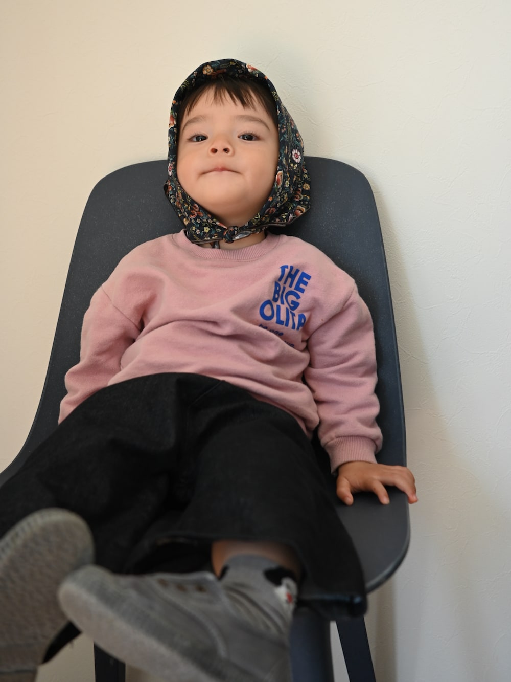 ピンク系のスウェット、ブラック系のデニムパンツ、ブラック系のスニーカーを着用したキッズの春コーディネートの2枚目の写真