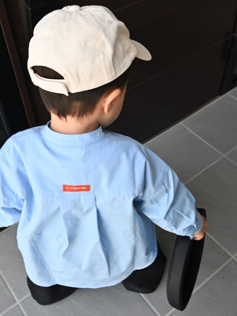 ブルー系のシャツ/ブラウス、ブラック系のデニムパンツ、ホワイト系のキャップを着用したキッズの春コーディネートの4枚目の写真