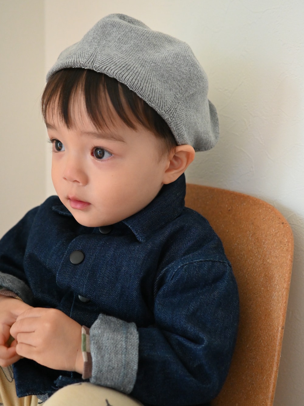 イエロー系のパンツ、ホワイト系のスニーカー、ブルー系のデニムジャケットを着用したキッズの冬コーディネートの3枚目の写真