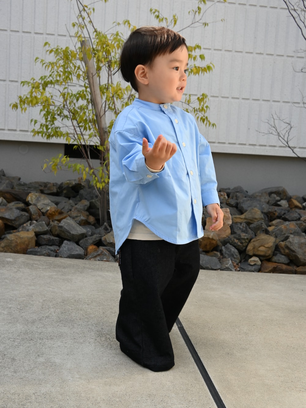 ブルー系のシャツ/ブラウス、ブラック系のデニムパンツ、ホワイト系のキャップを着用したキッズの春コーディネートの2枚目の写真