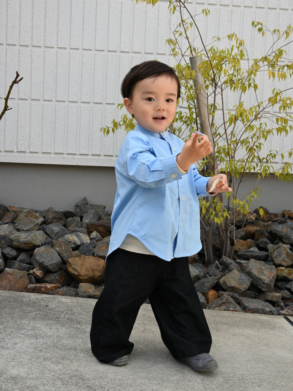 ブルー系のシャツ/ブラウス、ブラック系のデニムパンツ、ホワイト系のキャップを着用したキッズの春コーディネートの3枚目の写真