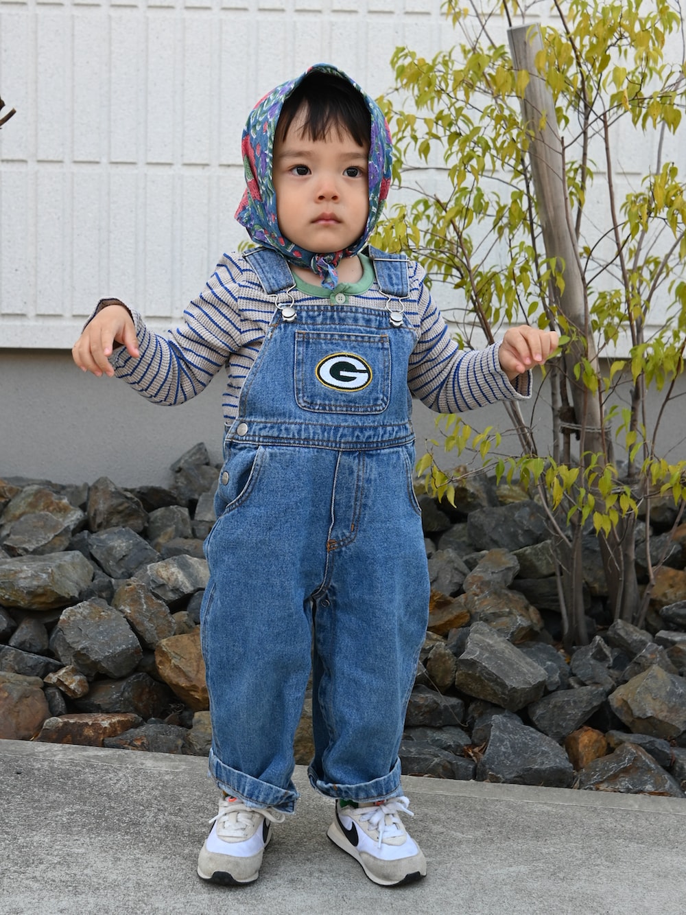 ブルー系のデニムパンツ、グレー系のTシャツ/カットソー、ホワイト系のスニーカーを着用したキッズの春コーディネートの2枚目の写真