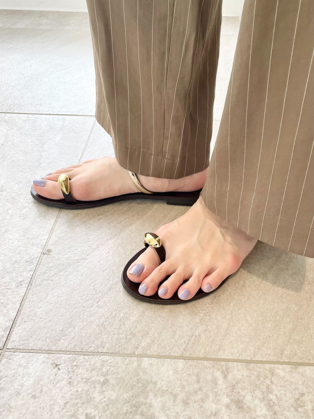 グリーン系のその他パンツ、ホワイト系のシャツ/ブラウス、パープル系のタンクトップを着用したレディースの春コーディネートの9枚目の写真