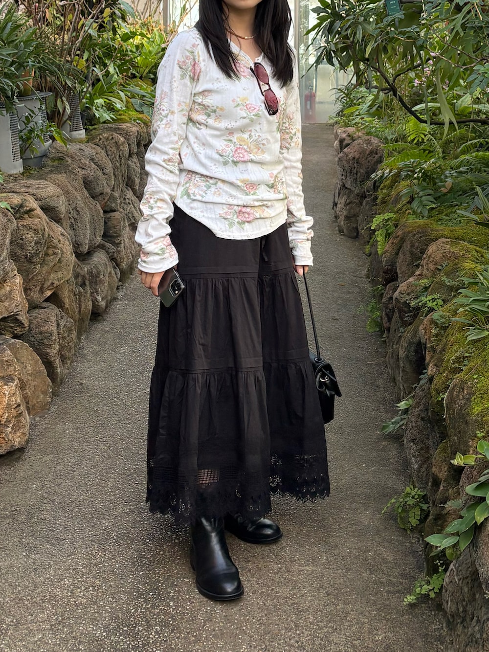 ブラック系のスカート、ブラウン系のメガネを着用したレディースの夏コーディネートの2枚目の写真