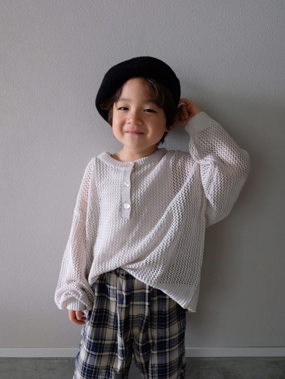 グレー系のニット/セーター、グレー系のその他パンツ、ベージュ系のモカシン/デッキシューズを着用したキッズの秋コーディネートの2枚目の写真