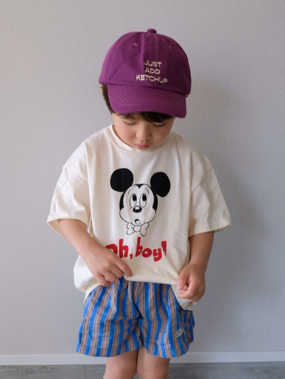 ホワイト系のTシャツ/カットソー、その他のその他パンツ、ホワイト系のスニーカーを着用したキッズの春コーディネートの2枚目の写真