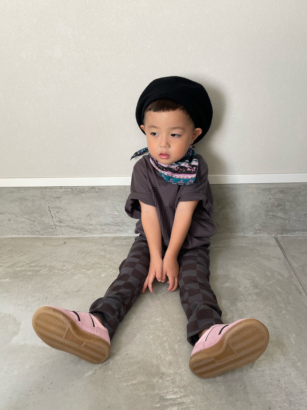 グレー系のTシャツ/カットソー、グレー系のパンツ、ピンク系のスニーカーを着用したキッズの春コーディネートの2枚目の写真