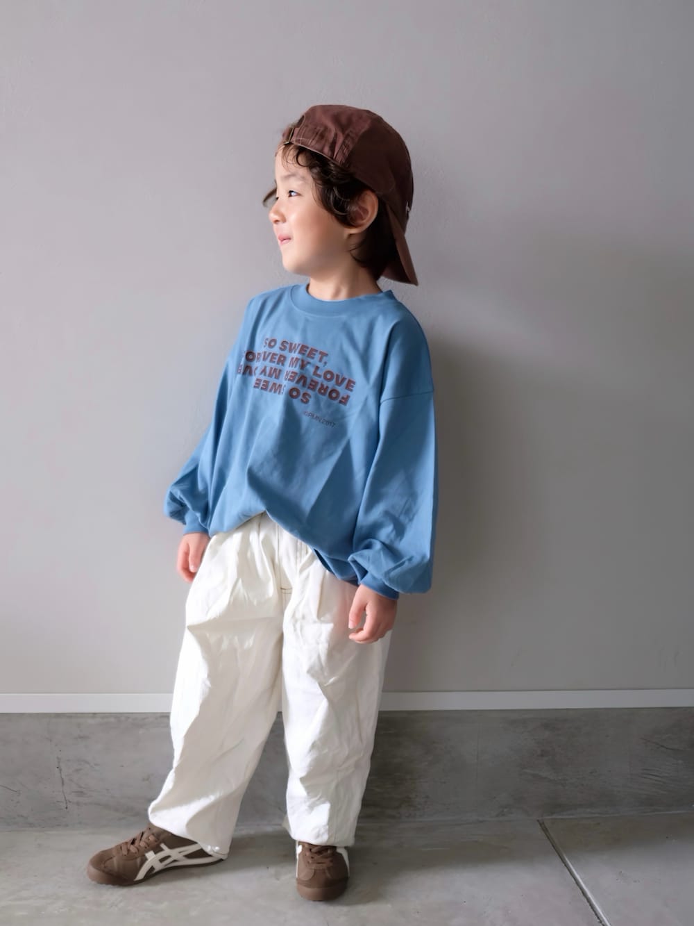 ホワイト系のその他パンツ、ブルー系のTシャツ/カットソー、イエロー系のスニーカーを着用したキッズの秋コーディネートの2枚目の写真