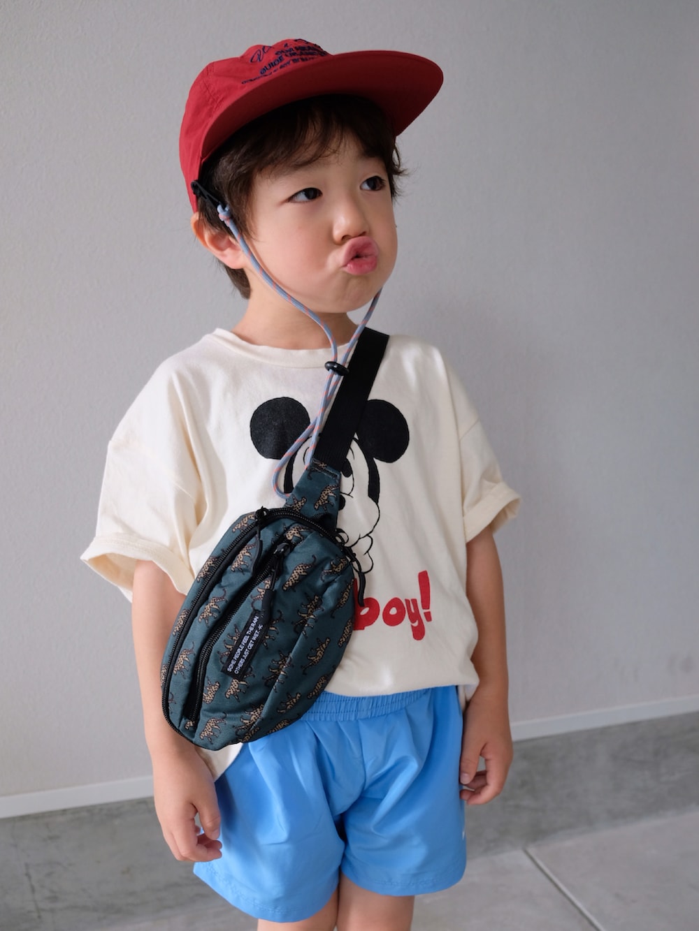 ホワイト系のTシャツ/カットソー、ブルー系のその他パンツ、その他のボディバッグ/ウエストポーチを着用したキッズの夏コーディネートの2枚目の写真