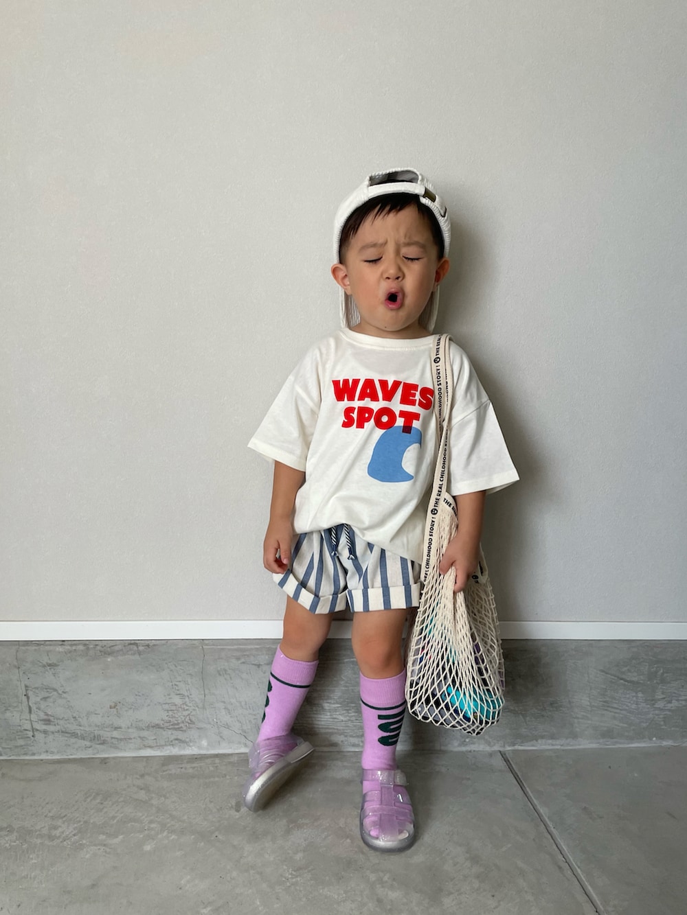 ホワイト系のTシャツ/カットソー、その他のパンツ、その他のサンダルを着用したキッズの春コーディネートの2枚目の写真