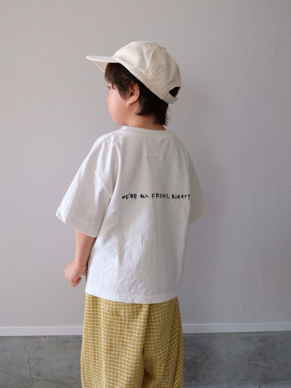 ホワイト系のTシャツ/カットソー、イエロー系のその他パンツ、ベージュ系のサンダルを着用したキッズの夏コーディネートの2枚目の写真