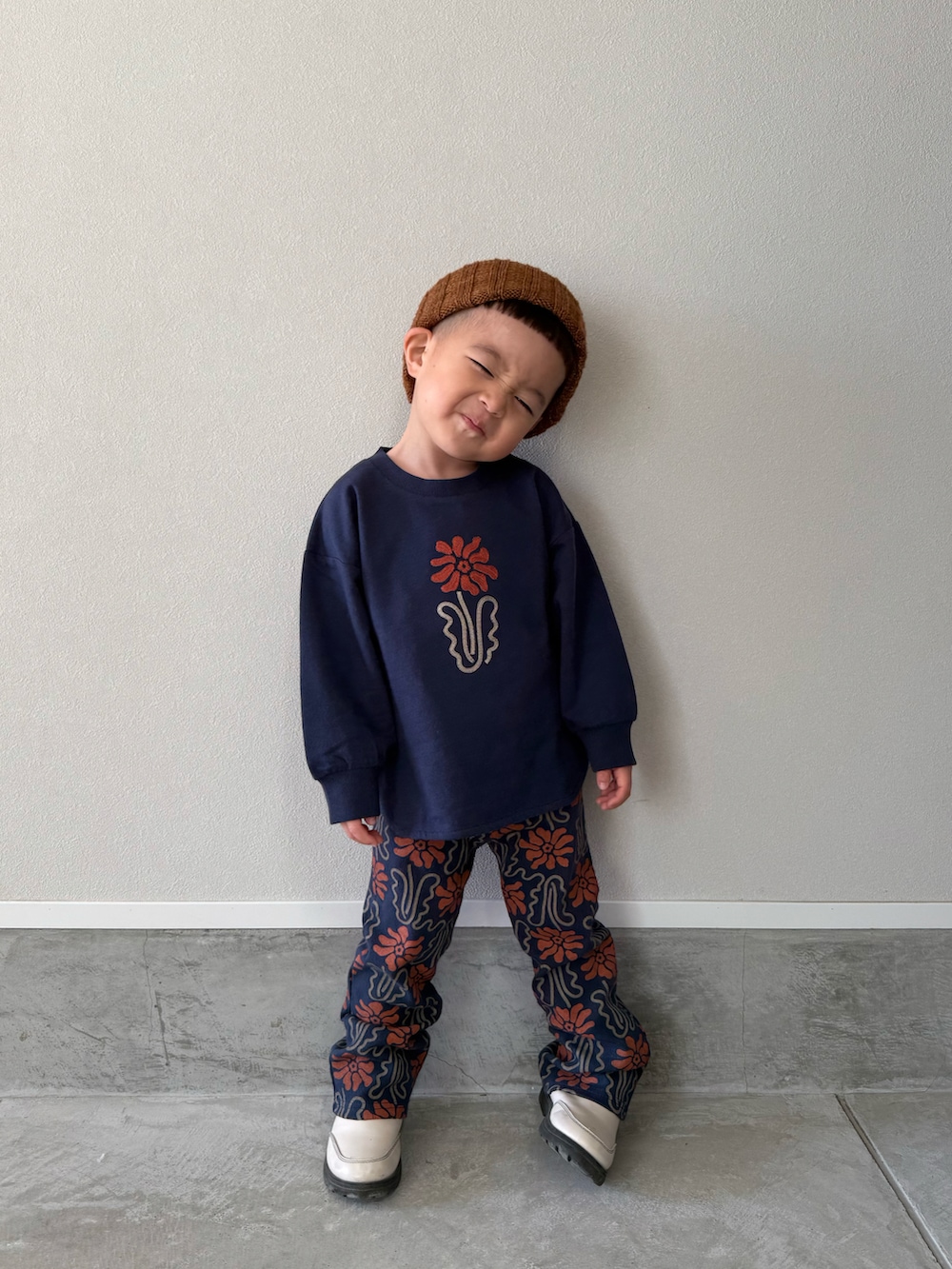 その他のパンツ、ホワイト系のブーツ、ブラウン系のニットキャップ/ビーニーを着用したキッズの春コーディネートの2枚目の写真