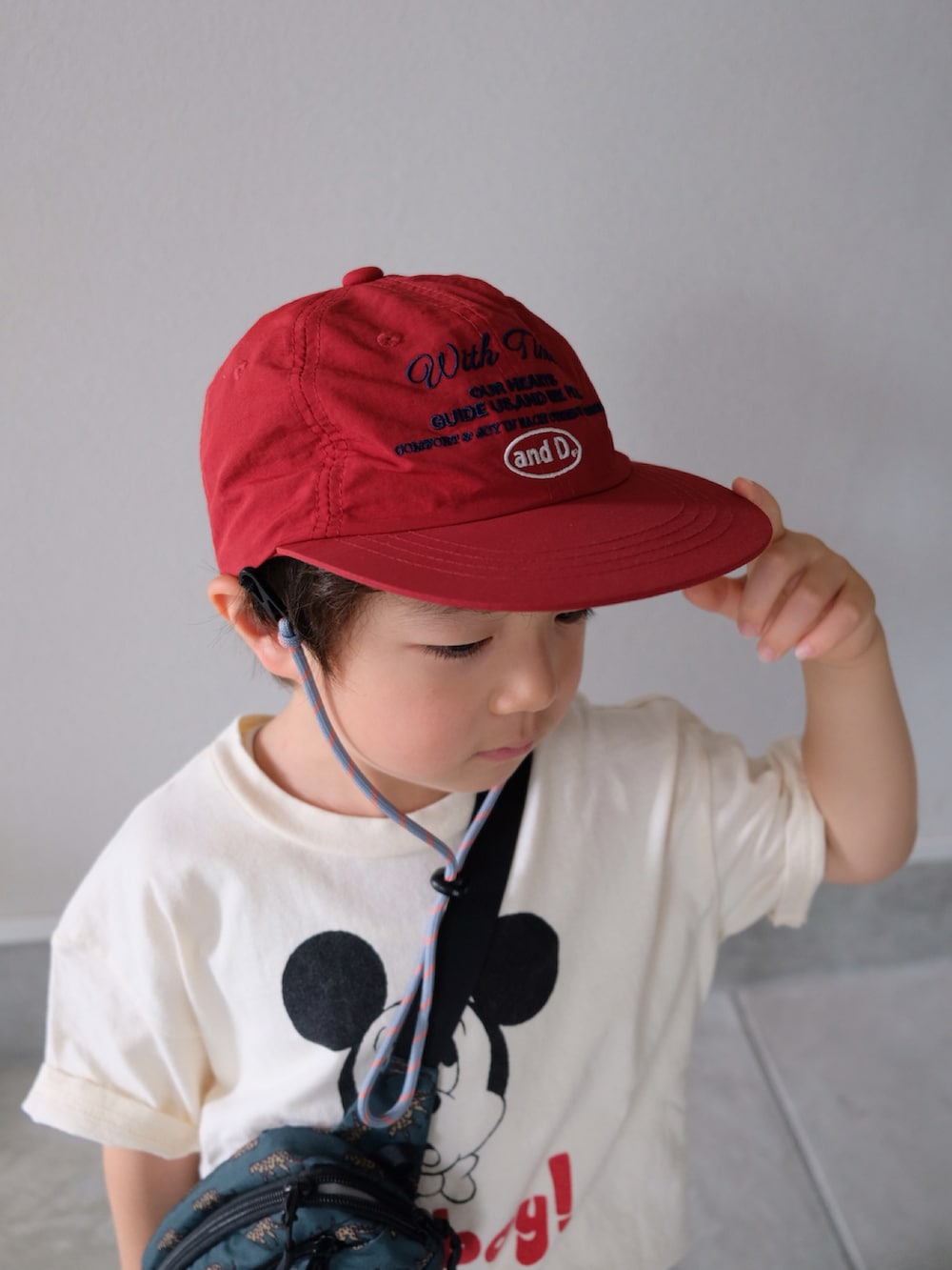 ホワイト系のTシャツ/カットソー、ブルー系のその他パンツ、その他のボディバッグ/ウエストポーチを着用したキッズの夏コーディネートの3枚目の写真