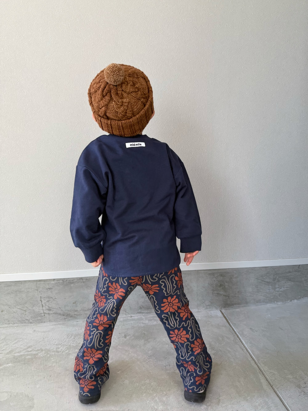 その他のパンツ、ホワイト系のブーツ、ブラウン系のニットキャップ/ビーニーを着用したキッズの春コーディネートの3枚目の写真