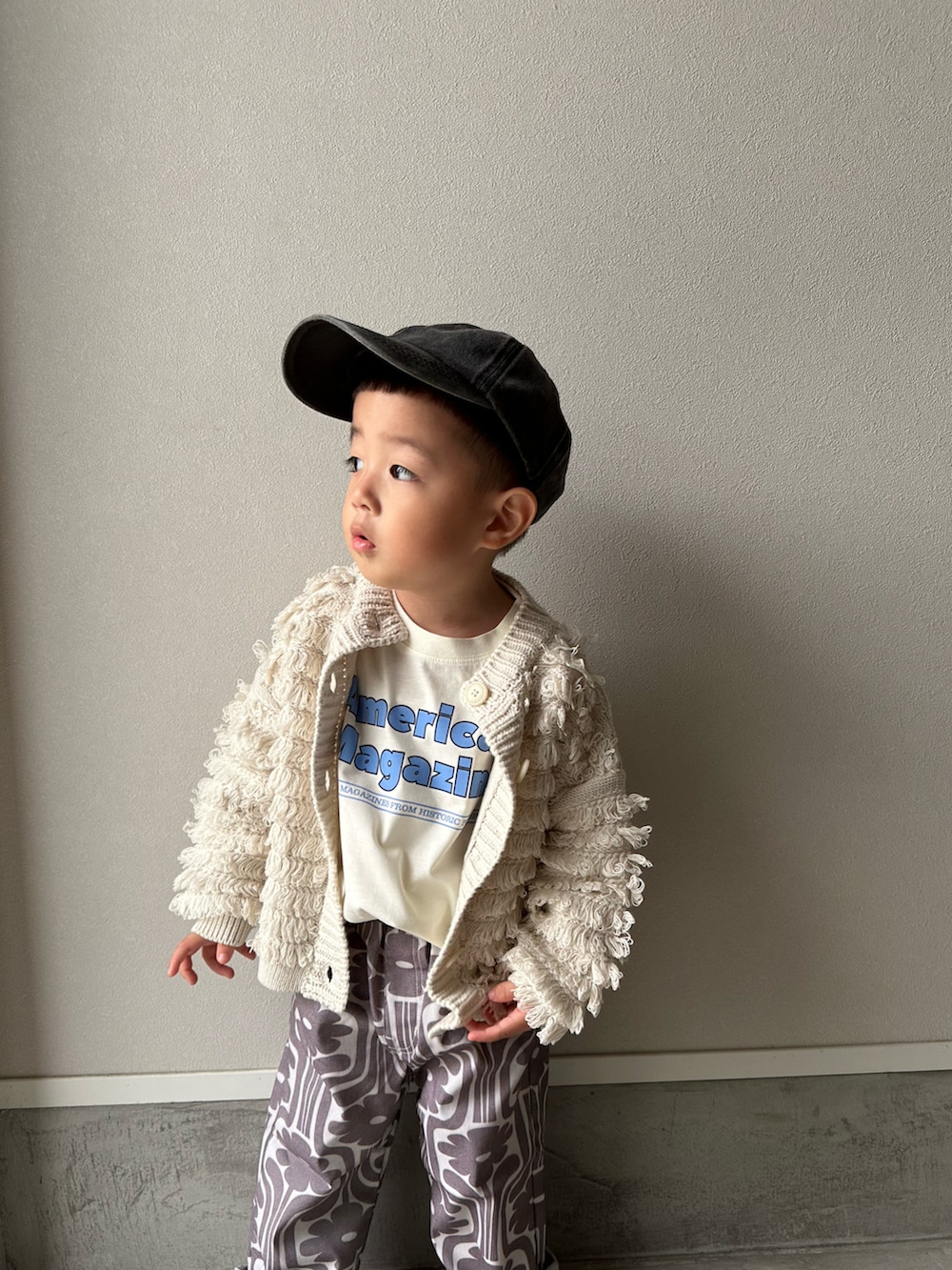 ホワイト系のTシャツ/カットソー、ホワイト系のカーディガン/ボレロ、その他のパンツを着用したキッズの春コーディネートの2枚目の写真