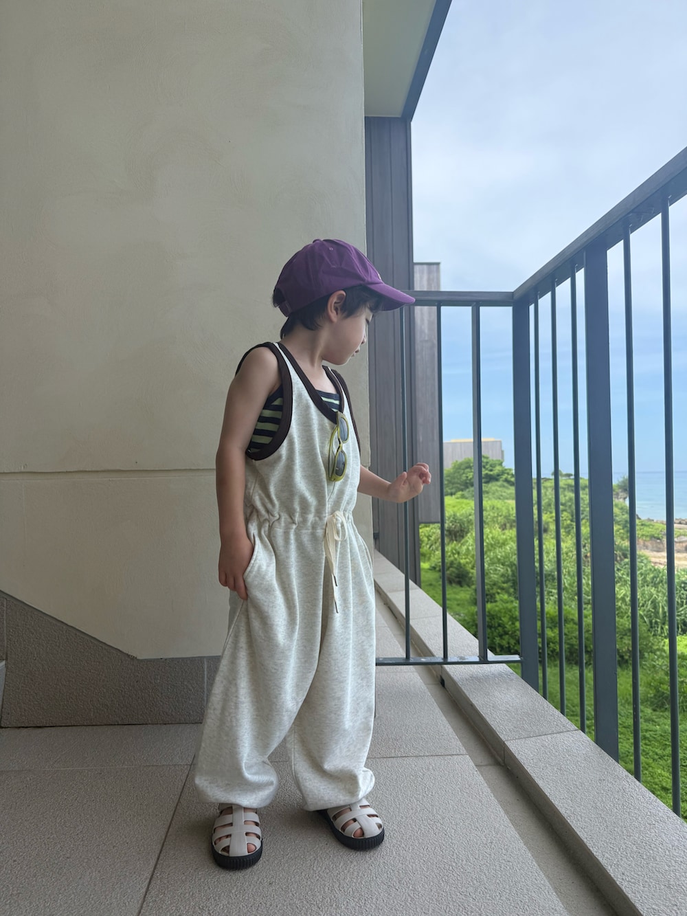 その他のTシャツ/カットソー、ホワイト系のつなぎ/オールインワン、ブラック系のサンダルを着用したキッズの夏コーディネートの2枚目の写真