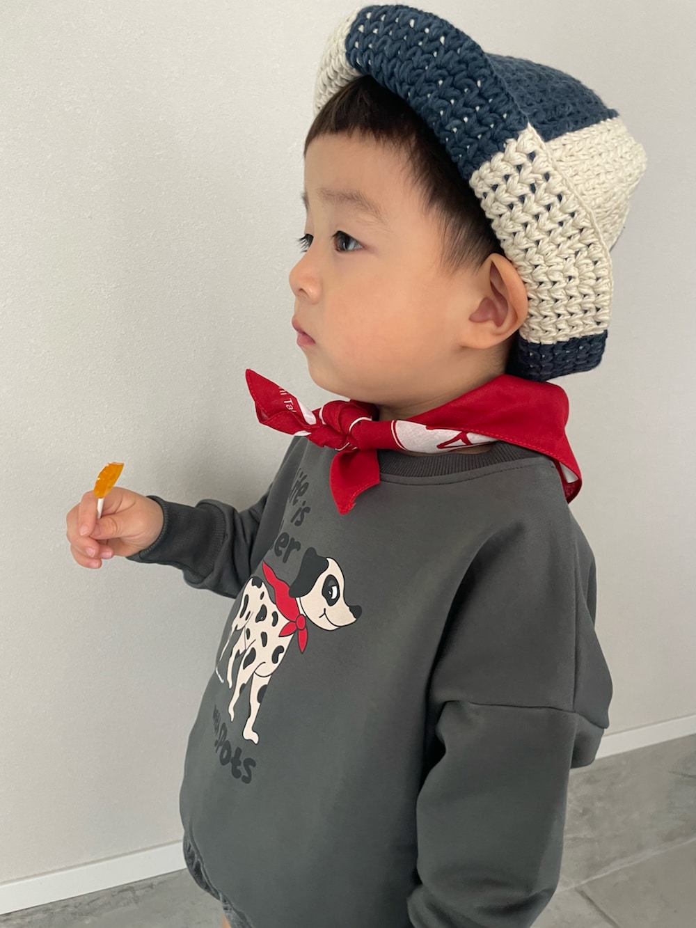 ブラック系のデニムパンツ、ブラック系のブーツ、その他のハットを着用したキッズの春コーディネートの2枚目の写真