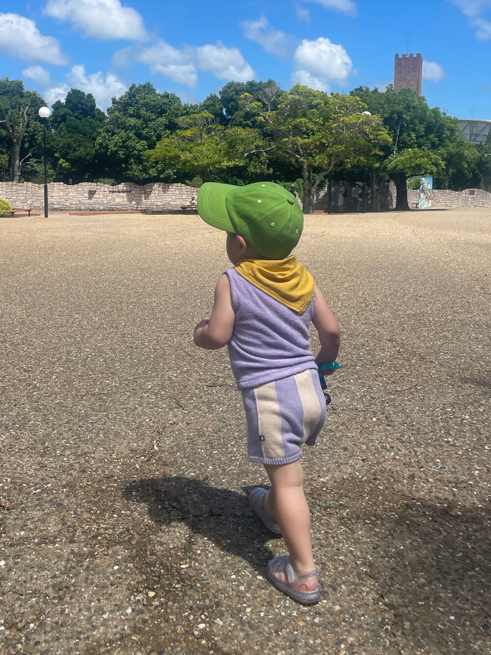 パープル系のトップス、その他のパンツ、その他のサンダルを着用したキッズの春コーディネートの2枚目の写真