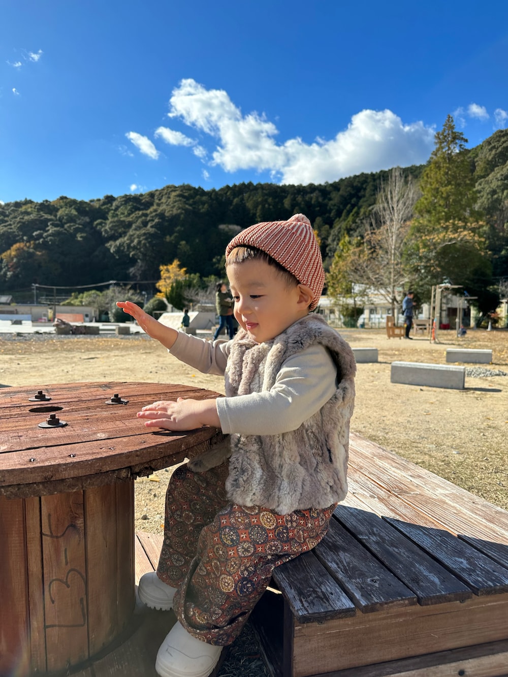 その他のベスト、その他のサロペット/オーバーオール、オレンジ系のニットキャップ/ビーニーを着用したキッズの春コーディネートの2枚目の写真