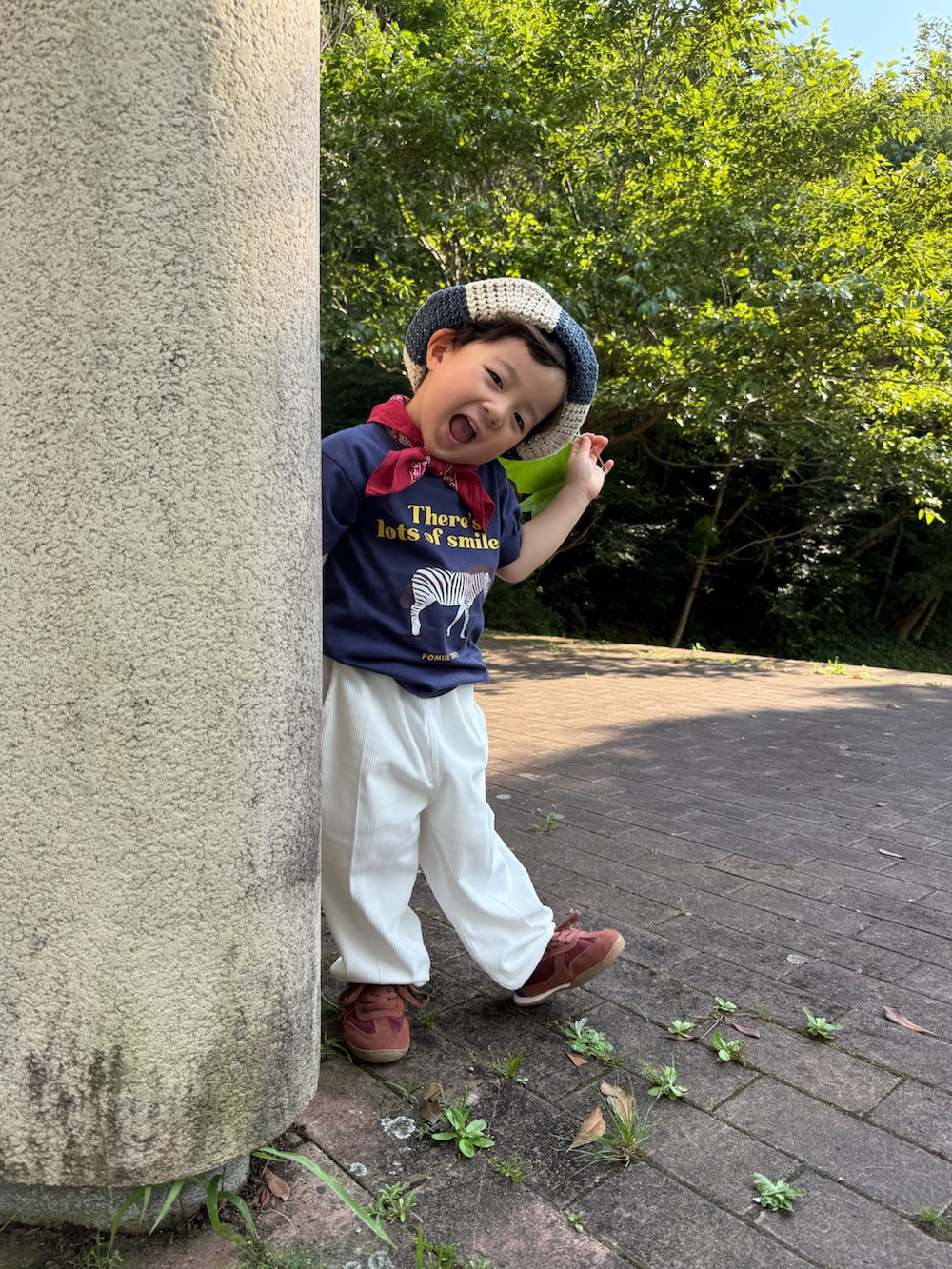 ホワイト系のパンツ、ブラウン系のスニーカー、その他のハットを着用したキッズの春コーディネートの2枚目の写真