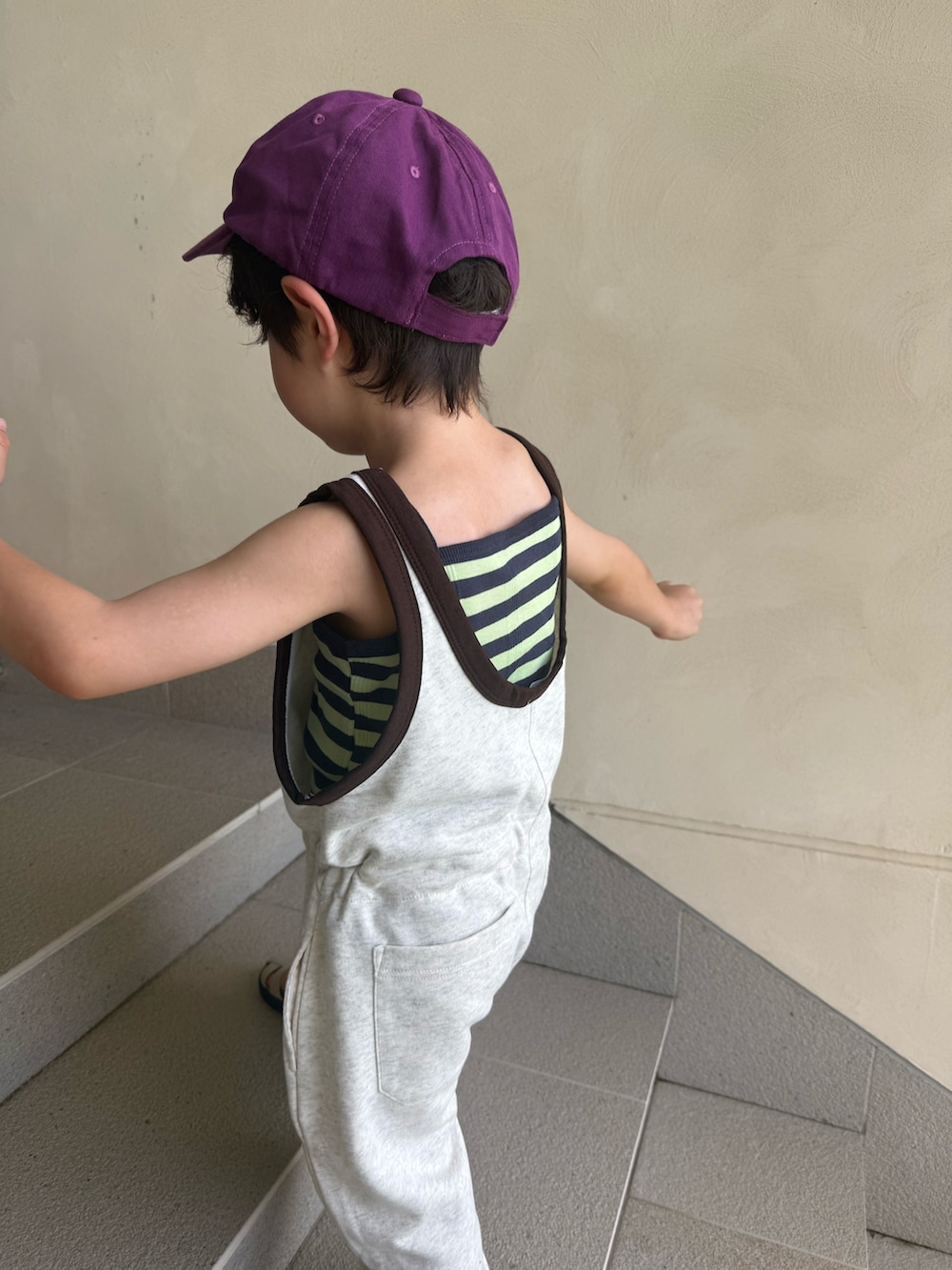 その他のTシャツ/カットソー、ホワイト系のつなぎ/オールインワン、ブラック系のサンダルを着用したキッズの夏コーディネートの3枚目の写真