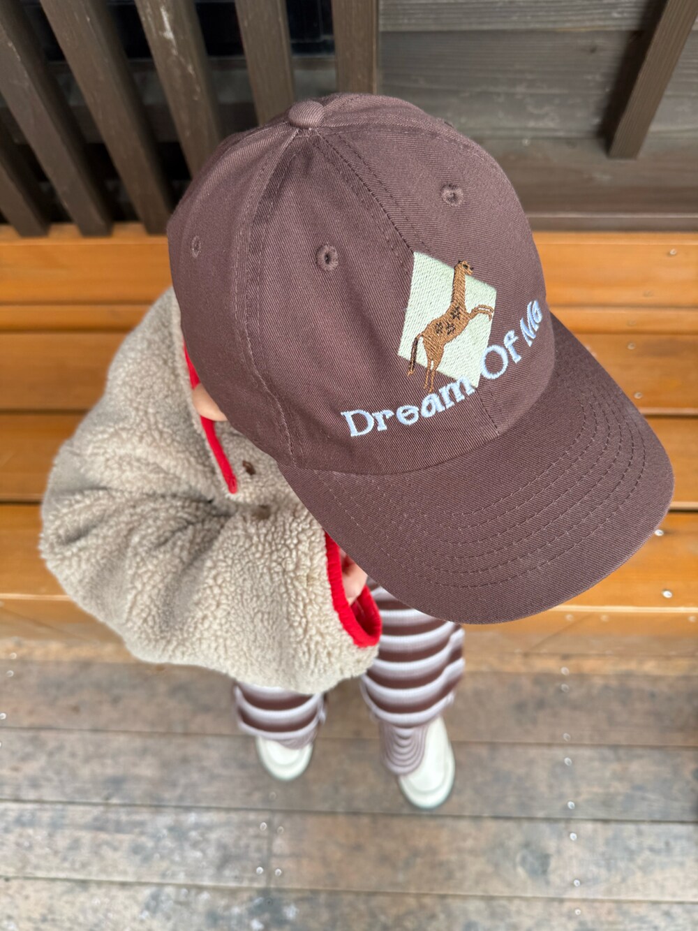 その他のTシャツ/カットソー、ベージュ系のジャケット/アウター、ブラウン系のパンツを着用したキッズの春コーディネートの4枚目の写真
