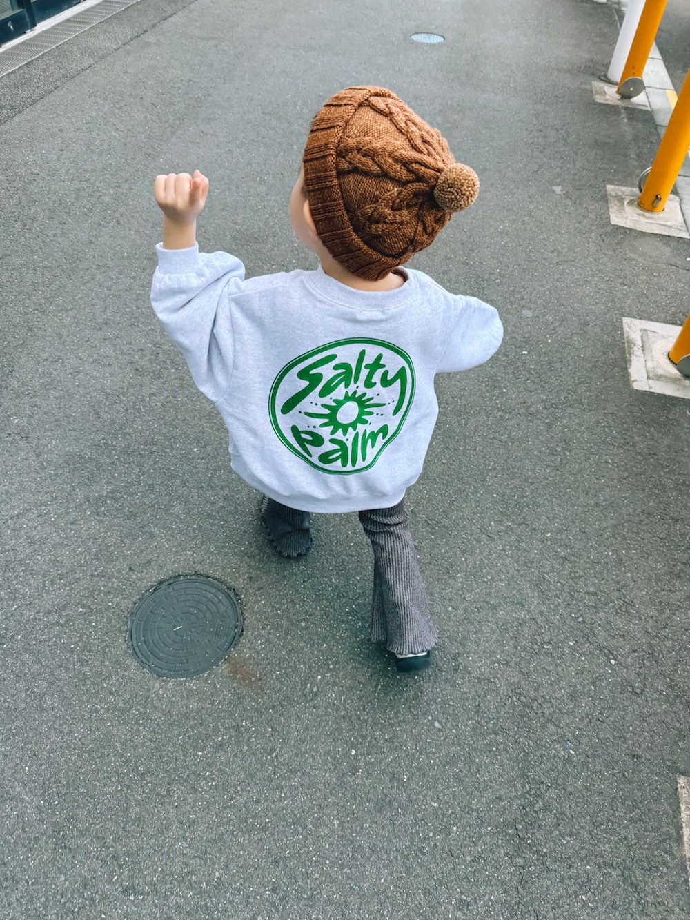 グレー系のTシャツ/カットソー、グレー系のパンツ、ブラウン系のニットキャップ/ビーニーを着用したキッズの春コーディネートの2枚目の写真