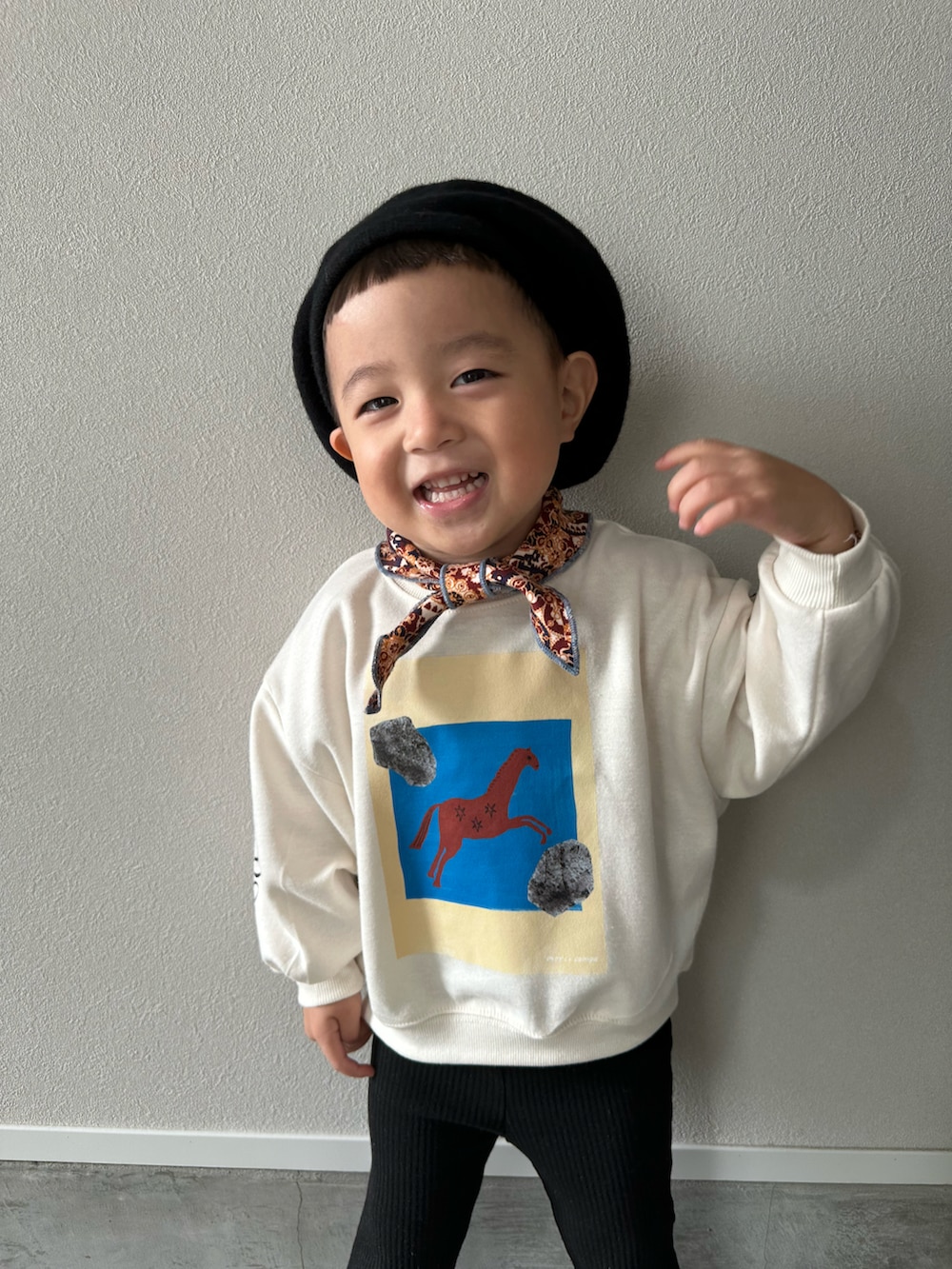 ホワイト系のスウェット、その他のTシャツ/カットソー、ホワイト系のブーツを着用したキッズの春コーディネートの2枚目の写真
