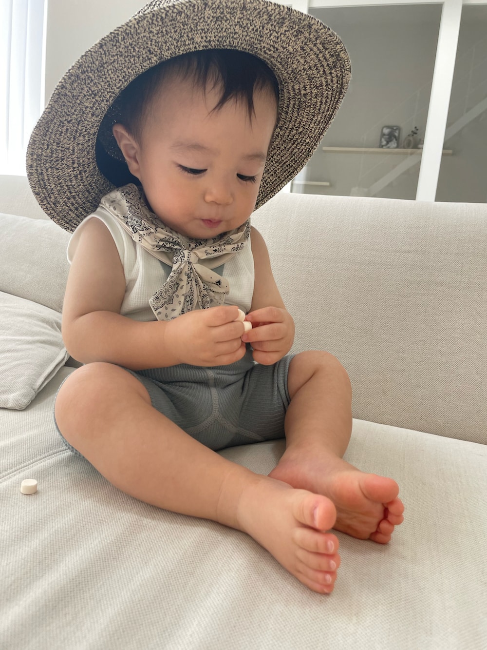 ホワイト系のスタイ/よだれかけを着用したキッズの春コーディネートの2枚目の写真