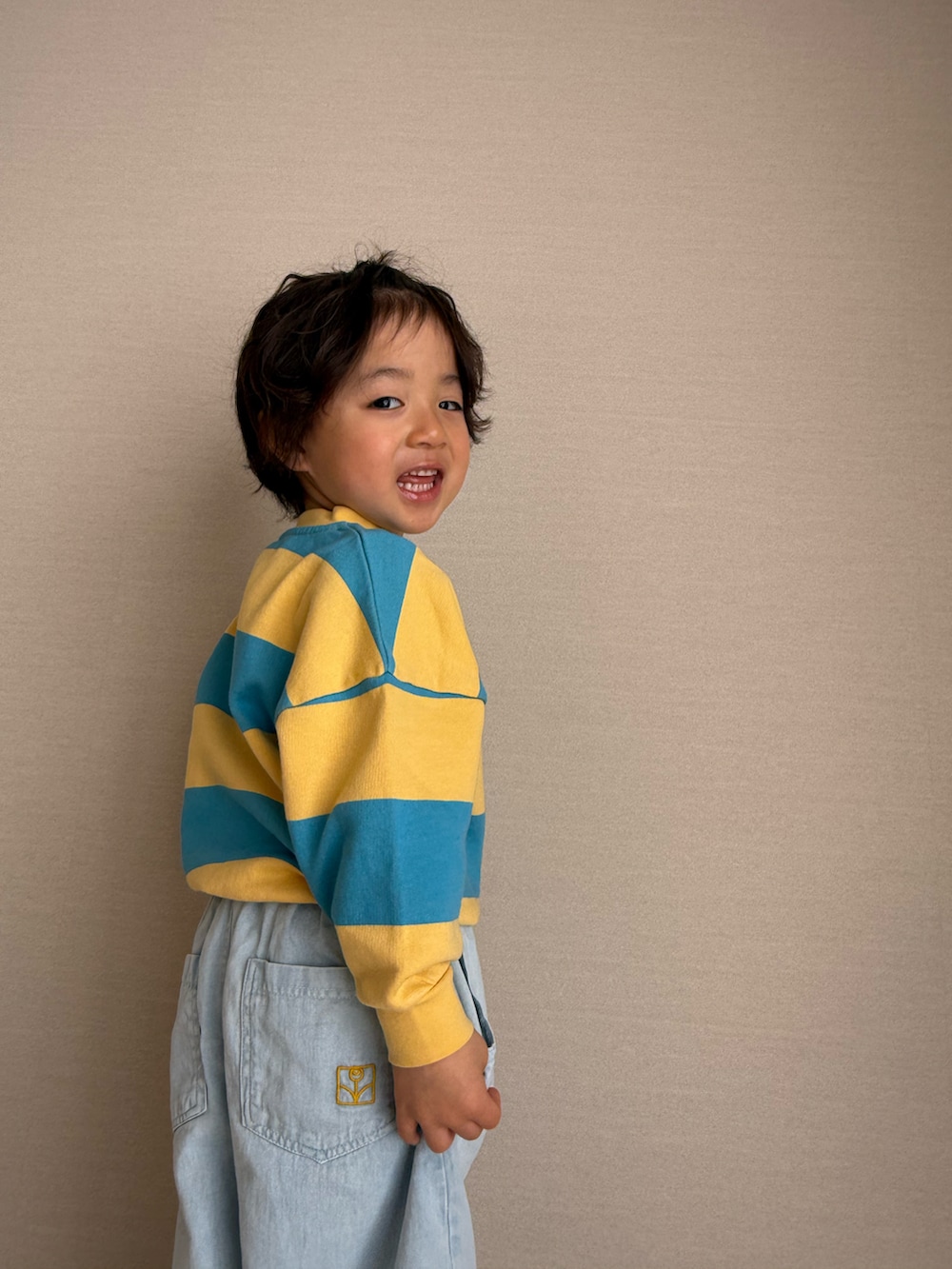 その他のスウェット、ブルー系のデニムパンツ、ブラウン系のスニーカーを着用したキッズの春コーディネートの2枚目の写真