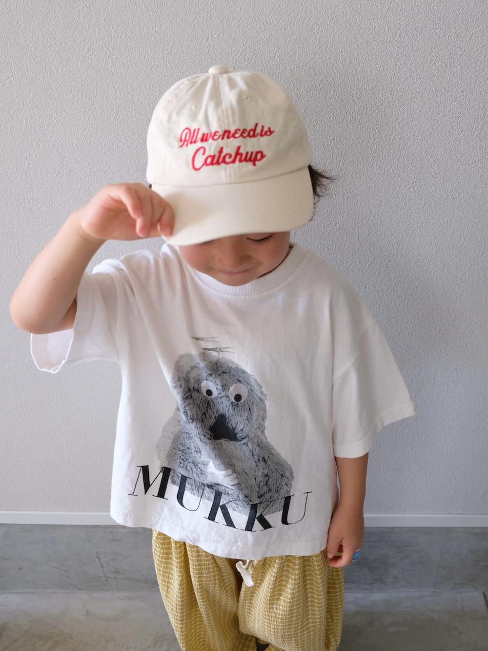 ホワイト系のTシャツ/カットソー、イエロー系のその他パンツ、ベージュ系のサンダルを着用したキッズの夏コーディネートの3枚目の写真